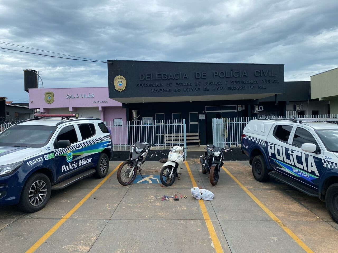 Imagem de compartilhamento para o artigo Loja de veículos tem três motos furtadas e polícia localiza suspeitos em Costa Rica da MS Todo dia